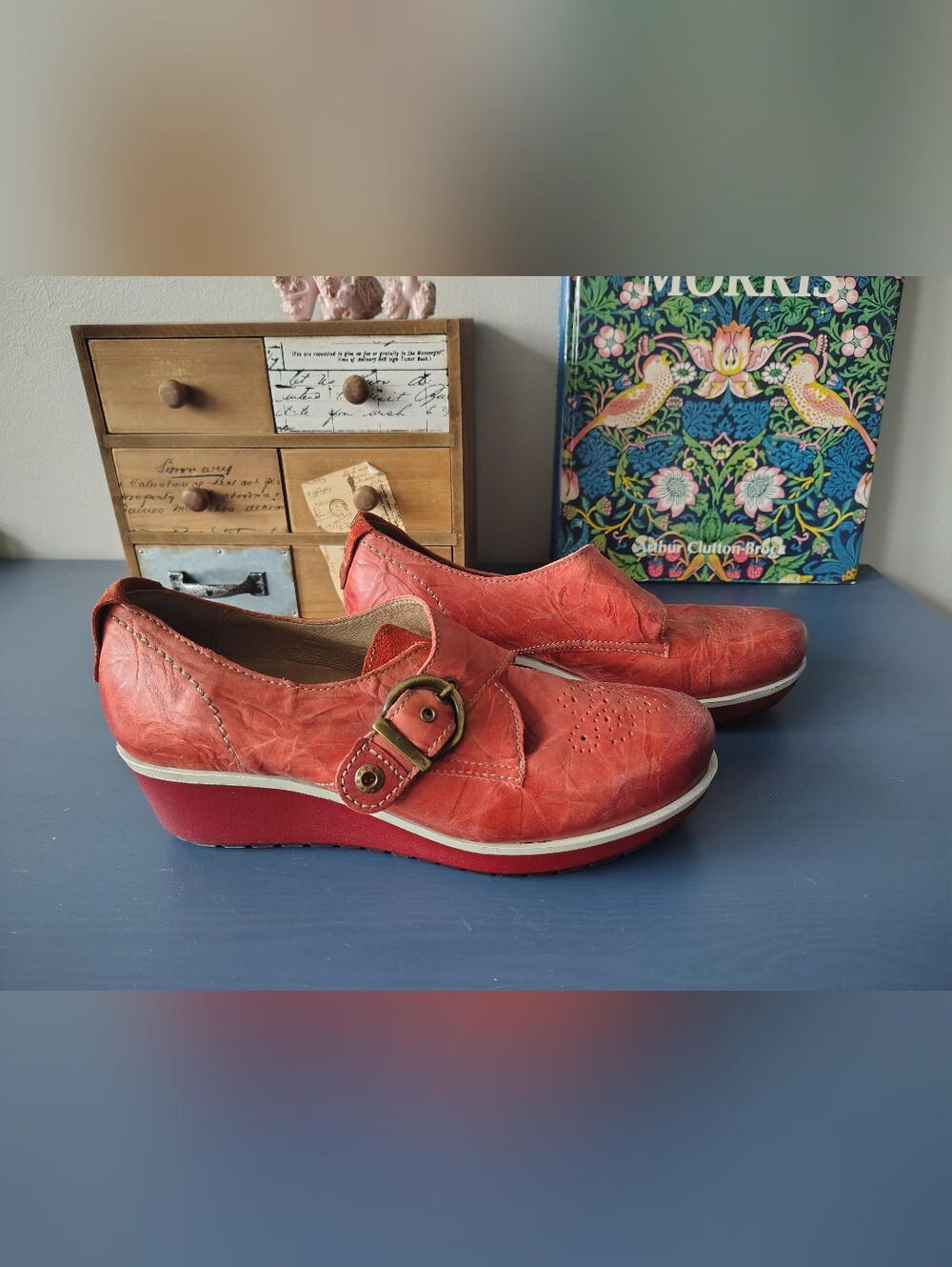 Dromedaris Rusty Maroon Platform Buckle Shoes